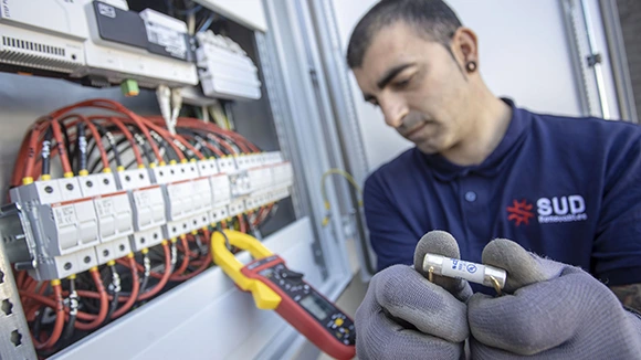 Operario realizando la revisión de una instalación fotovoltaica